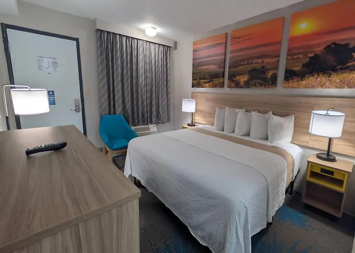 Days By Wyndham Champaign/urbana 2*