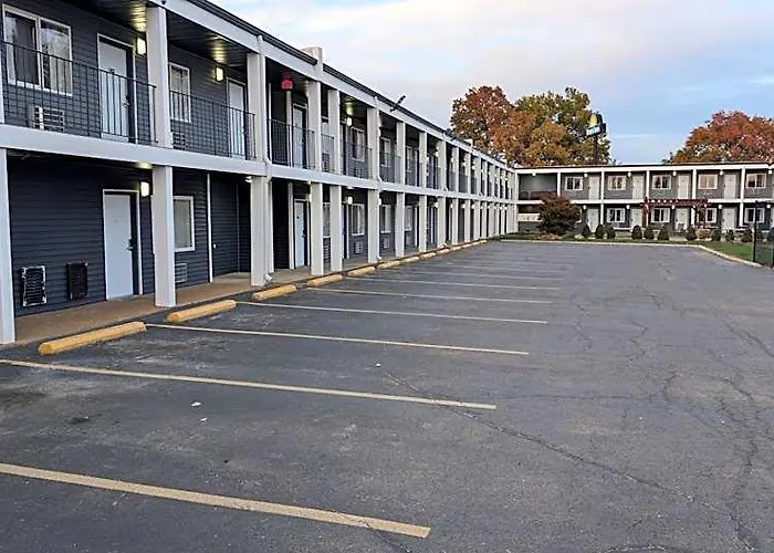 Motel Days By Wyndham Champaign/urbana 2*