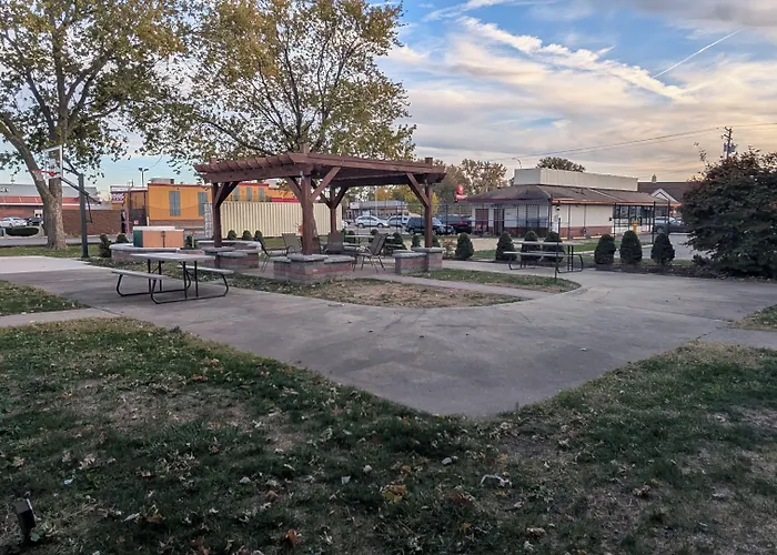 Days By Wyndham Champaign/urbana Champaign