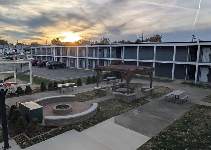 Days By Wyndham Champaign/urbana Motel 2*
