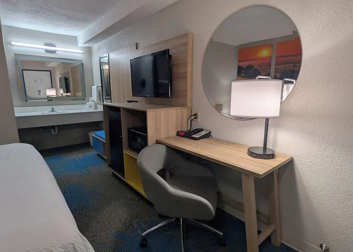 Days By Wyndham Champaign/urbana 2*